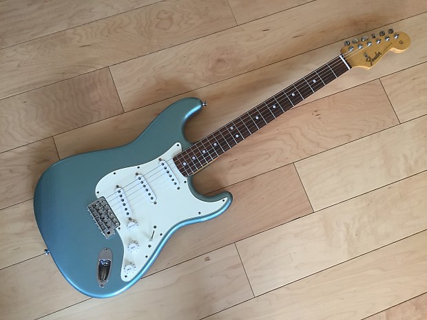 独特な店 Fender Japan Metallic Blue Ice Reissue 1965 Stratocaster ギター