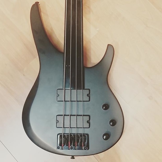Carlos shop robelli bass