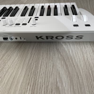Korg KROSS 2 61-MB 61-Key Synthesizer Workstation Pure White