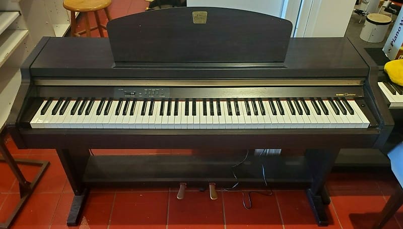 YAMAHA CLAVINOVA CLP-920 DIGITAL PIANO WITH STAND, 4 VOICES WITH REVERB