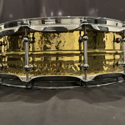 Ludwig Hammered Brass Snare Drum w/ Tube Lugs (LB420BKT) 5x14 image 3