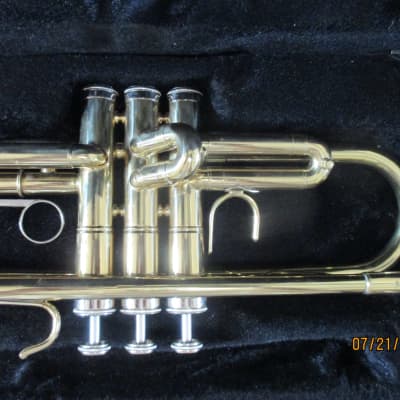 Mendoni brand trumpet with case and mouthpiece image 3