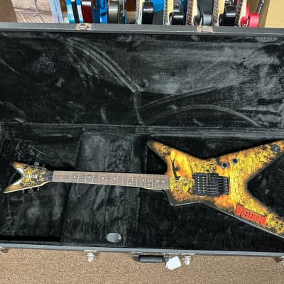 My boyfriend is selling his dean guitar £2,700 : r/Pantera