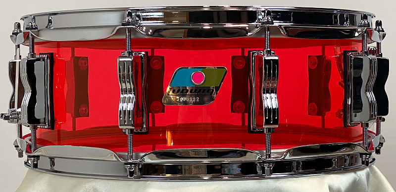 short nike big swoosh