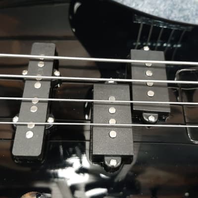 Chord 4 String CCB90 Bass Guitar, Gloss Black, 174.400 image 2