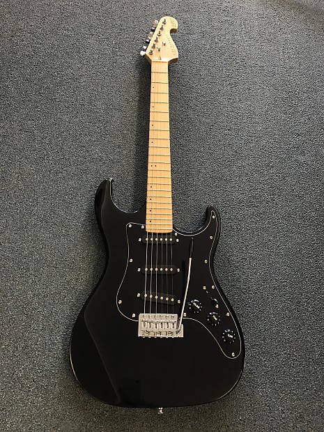 Kirk Hammett Signature Student Series Strat w Gig Bag Black