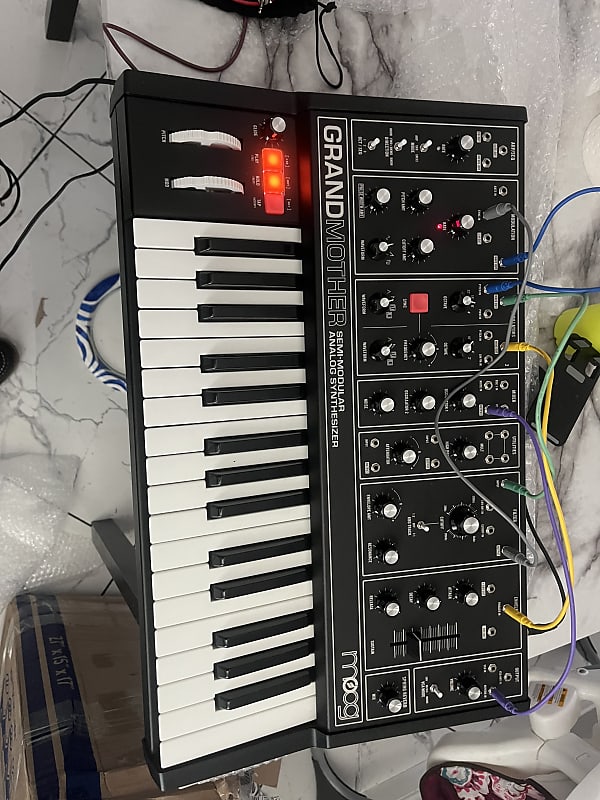 【ほぼ未使用】Moog Grandmother Dark Moog Grandmother Dark Analog Keyboard Synthesizer - Perfect