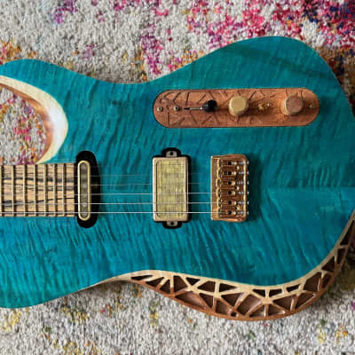 Wesley Design One of One Custom Electric Guitar 2022 - Phthalo Blue/ Natural image 3
