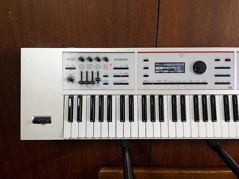 Roland JUNO-DS 61 61-key Synthesizer Special Edition White w/ gig