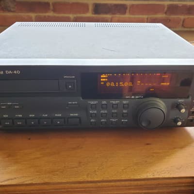 TASCAM DA-40 professional DAT digital audio tape recorder Late 1990s - Black image 17