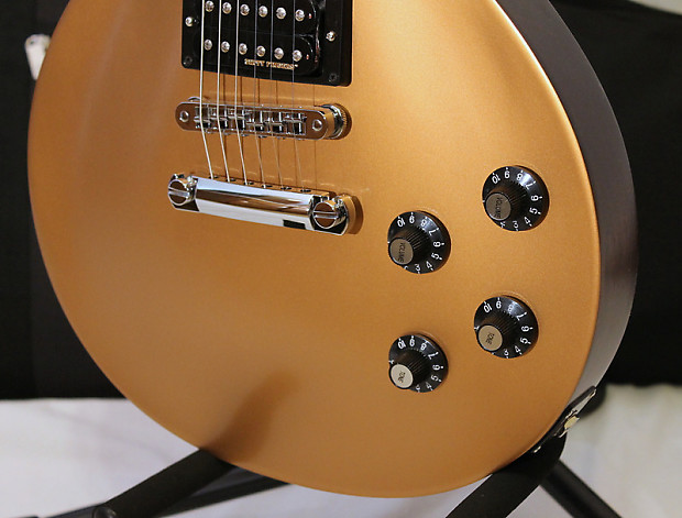 Gibson Les Paul 70s Tribute ゴールド ハードケース付 Gibson Les Paul Studio '70s Tribute - Satin Gold Top, Dark
