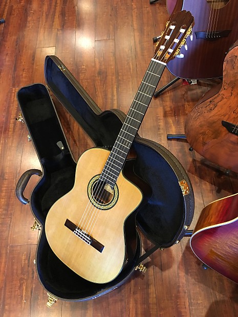 Takamine TH5C Hirade Series Classical Nylon String Concert Cutaway Acoustic/Electric Guitar Natural Gloss Bild 1