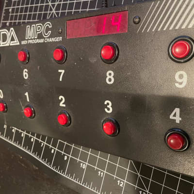 M5291 ADA MIDI CONTROLLER MC-1 通電のみ s-l400.jpg