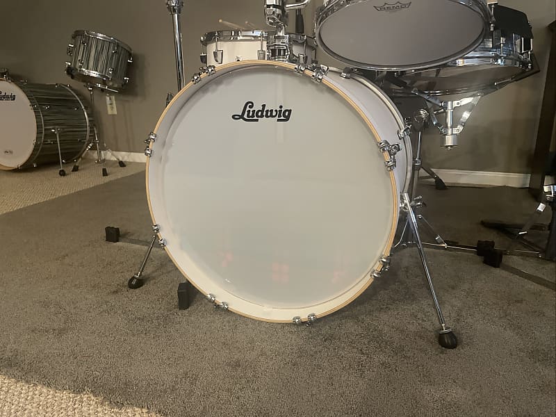 Ludwig 20” Smooth White Bass Drum Resonant Head Reverb