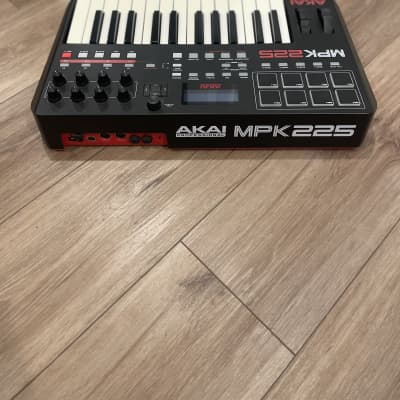 Akai MPK225 2014 - Present - Black