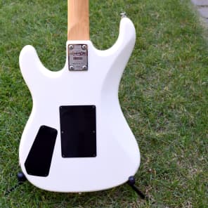 KRAMER STRIKER 100ST ホワイト エレキギター KRAMER STRIKER 100ST ホワイト エレキギター KRAMER STRIKER