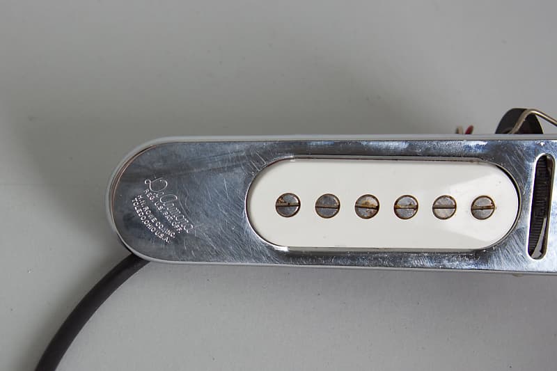 DeArmond Model 210 Flat Top Acoustic Guitar Pickup. 1974 White plastic and  chrome