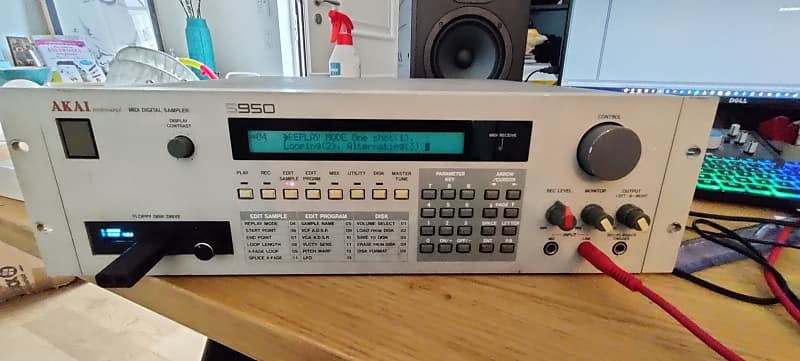 Akai S950 MIDI Digital Sampler 1988 - White