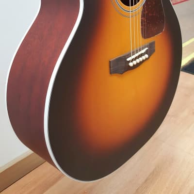 Guild USA F40 Antique Sunburst Jumbo Acoustic Guitar, All Solid body, made in the USA, includes case image 3