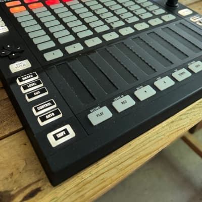 Native Instruments MASCHINE JAM Production & Sequencing