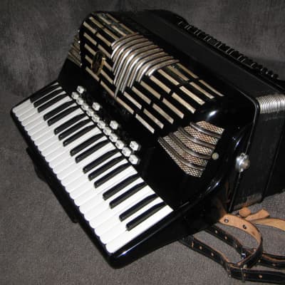 Hohner Imperitor V Accordion, 5/5 Reed Double Tone Chamber * Project image 4
