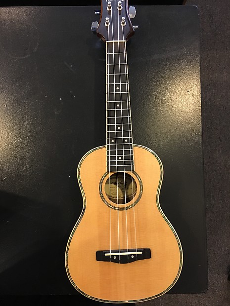 Mitchell store mu70 ukulele