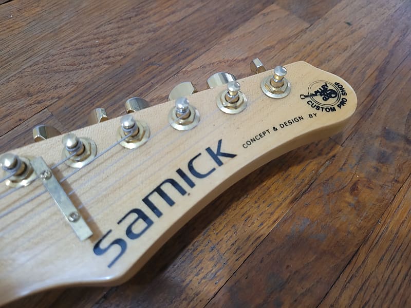 Samick Valley Arts Custom Shop SSM-3 Black and Gold HSS Samick Valley Arts Custom Shop SSM-3 Black and Gold HSS