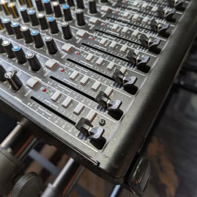 Mackie 1642VLZ4 16-Channel Mic / Line Mixer image 4