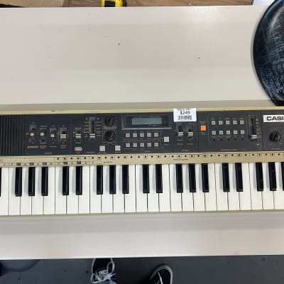 Casio MT-70 Casiotone 49-Key Synthesizer 1982 - 1984 - White / Black