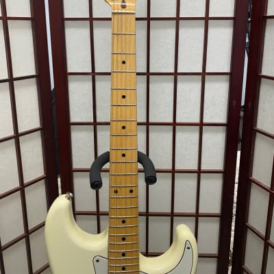 Squier Standard Stratocaster with Maple Fretboard (Made In Japan) 1984 - 1987 - Arctic White image 4