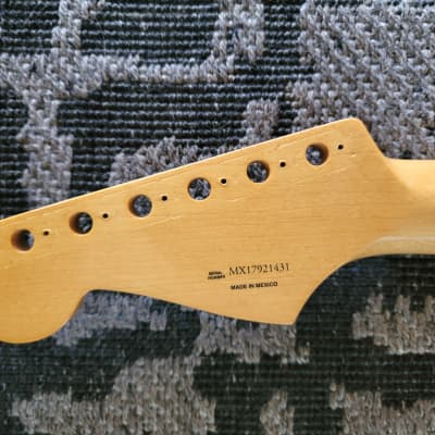 Fender CLASSIC SERIES 50'S Stratocaster® Soft V Neck Maple 2017 MIM image 2