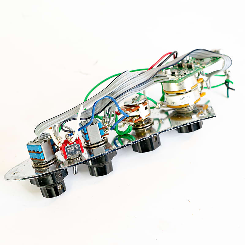 ジャンク American Deluxe Jazz Bass プリアンプ Fender American Deluxe Jazz Bass Preamp | Reverb