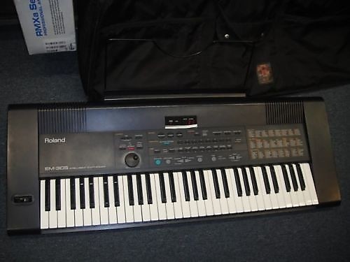ROLAND EM-305 INTELLIGENT SYNTHESIZER ARRANGER KEYBOARD w