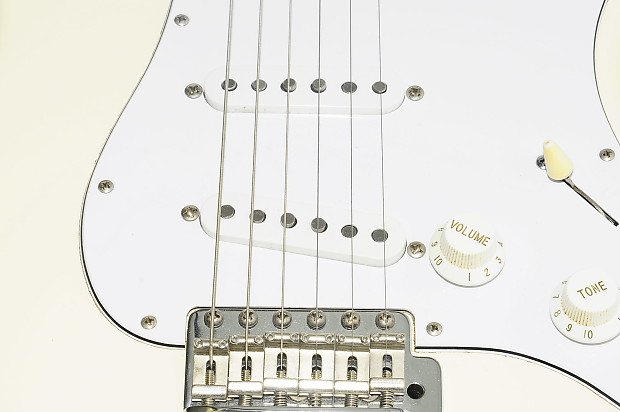 Excellent Fender Japan ST-38 Stratocaster Electric Guitar