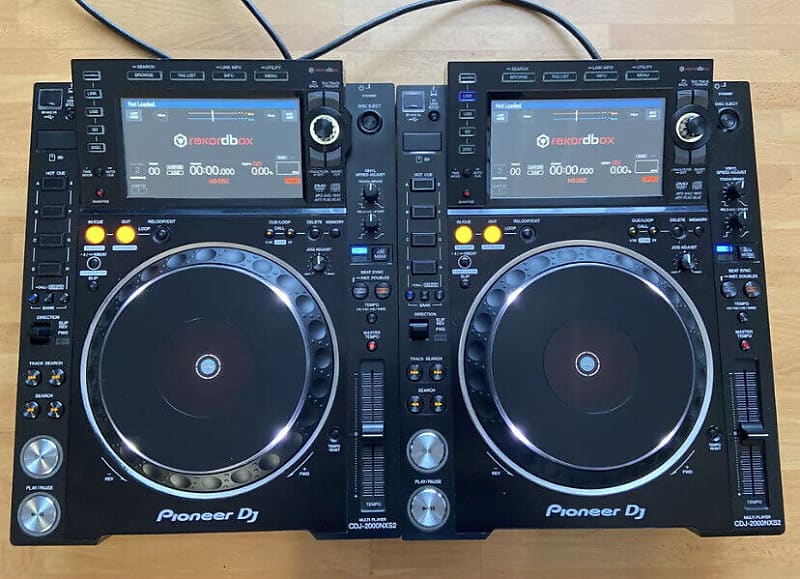 2x Pioneer CDJ 2000 NXS2