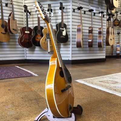 Kentucky KM-272 Deluxe Oval Hole A-Style Spruce/Maple Mandolin Transparent Amber w/Padded Gig Bag image 5