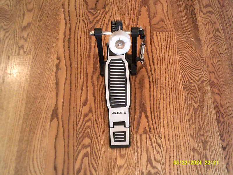 Alesis Heavy Duty Chain Drive Bass Drum Pedal, Felt Beater Reverb
