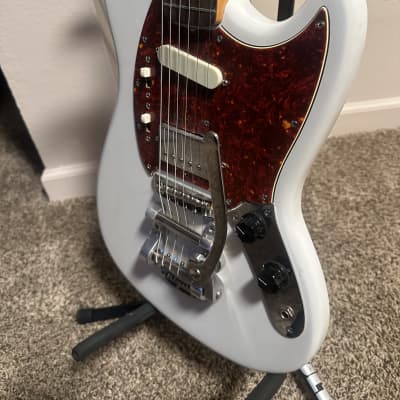Fender Musicmaster II with Rosewood Fretboard 1964 - 1969 - Olympic White with Bigsby image 3