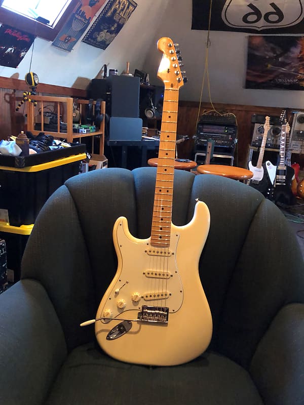 Fender Standard Stratocaster Left-Handed with Vintage Tremolo 2017 Cream image 1