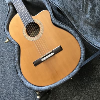 Manuel Rodriguez Model B Cutaway classical guitar made in Madrid in very good condition with beautiful vintage hard case made in Canada image 3