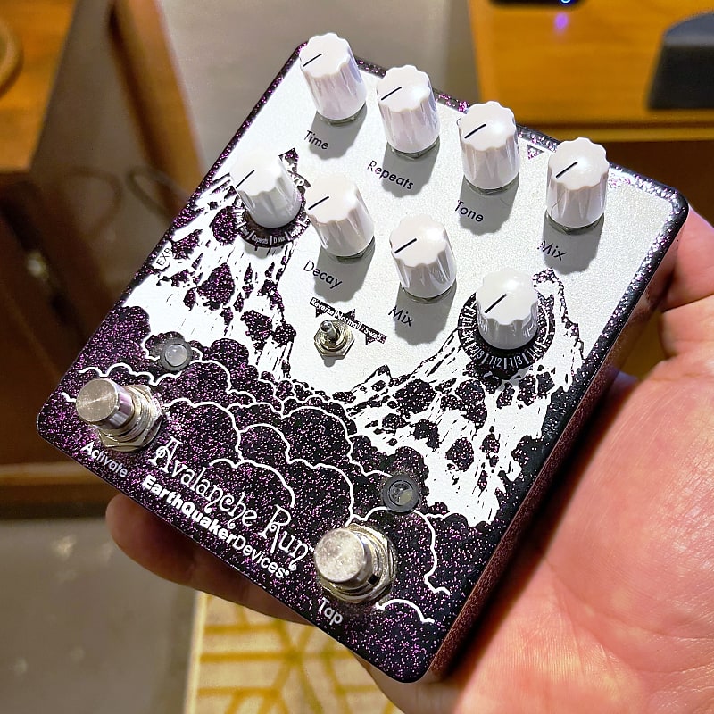 EarthQuaker Devices Avalanche Run Stereo Reverb & Delay with EarthQuaker Devices Avalanche Run Stereo Reverb & Delay with