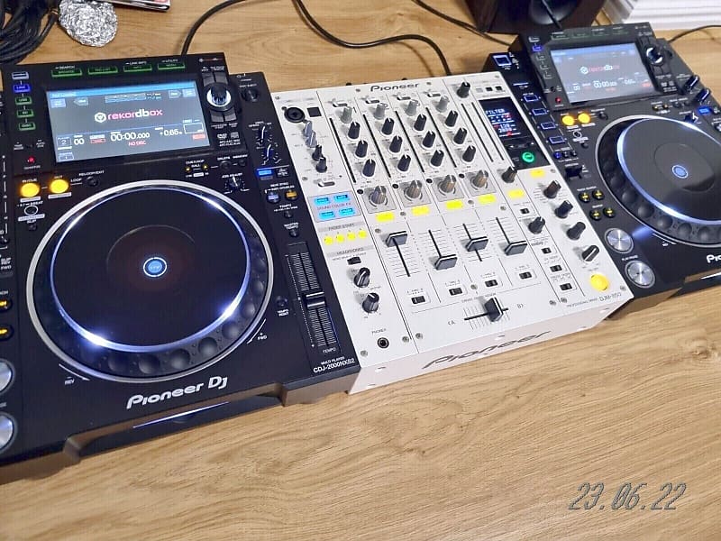 2x Pioneer CDJ 2000NXS2 DJ Decks Pair ( CDJ2000 NXS2 Nexus2 850 900 XDJ )