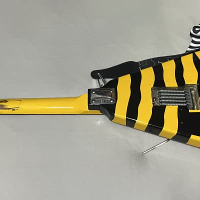 Arbor flying v 1978-1984 - yellow & black bumble bee / tiger stripe image 4