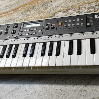 Casio MT-70 Casiotone 49-Key Synthesizer 1982 - 1984 - White / Black