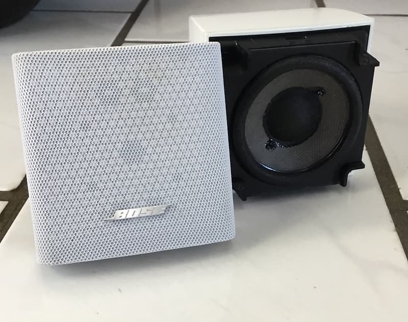 Bose Bose Acoustimass single cube speaker -white image 1