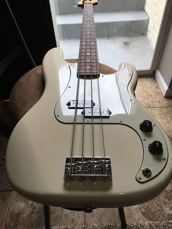 Fender Standard Precision Bass 2009 MIM White - Body damaged image 1