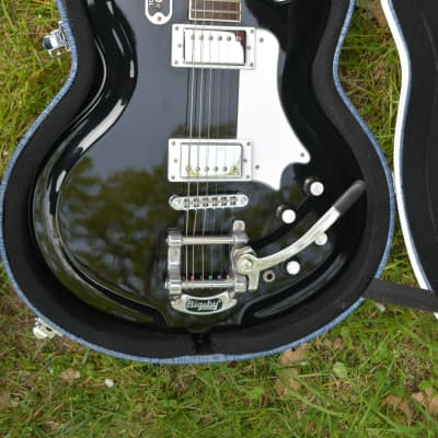 A very minty Airline '59 Coronado Deluxe DLX in Gloss Black w/New Black Dunlop Straploks, & New Chrome & White Volume/tone knobs plus a  New  Supro HSC for sale