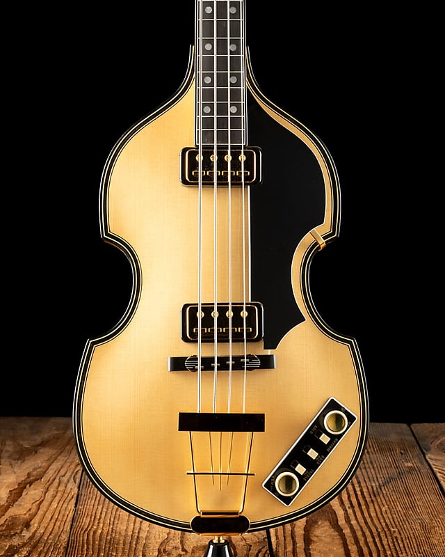 Hofner store fretless bass