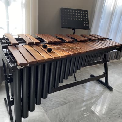 Majestic Marimba 3.3 Octave Padauk w/ Resonators — barely