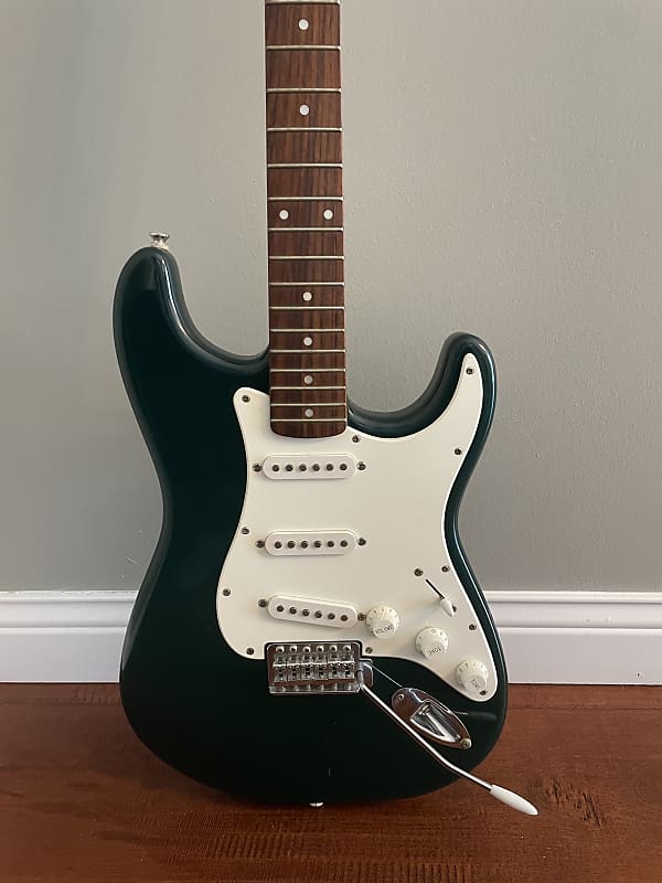 Squier Stratocaster Starter Pack with 15G Squier Amp Reverb